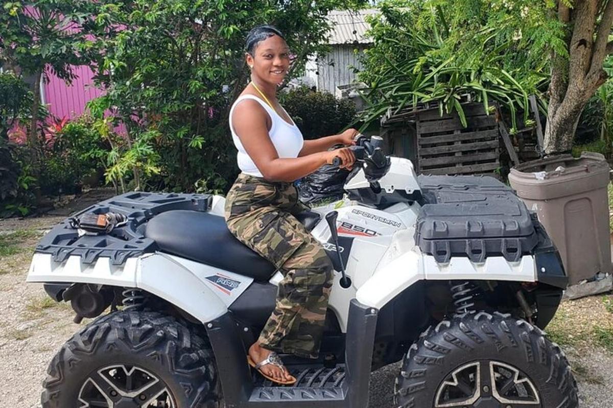 una donna è seduta su un quad