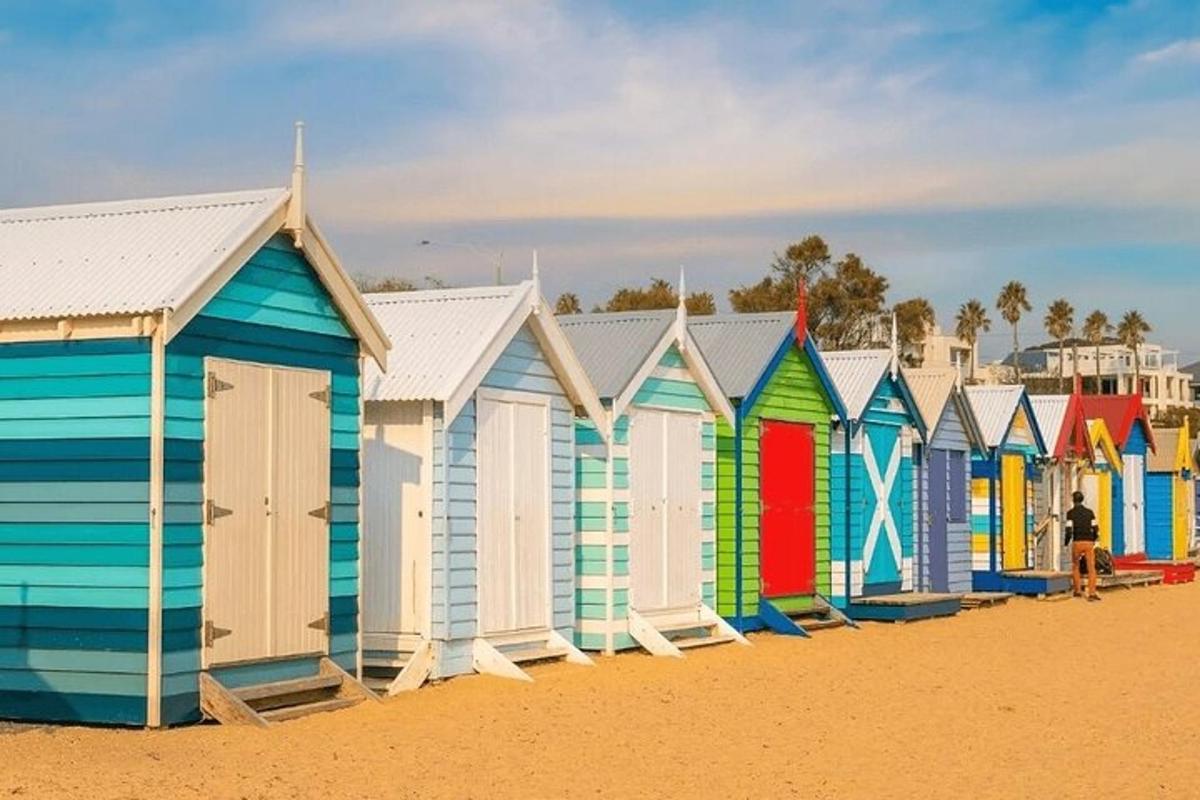 una fila di cabine colorate su una spiaggia