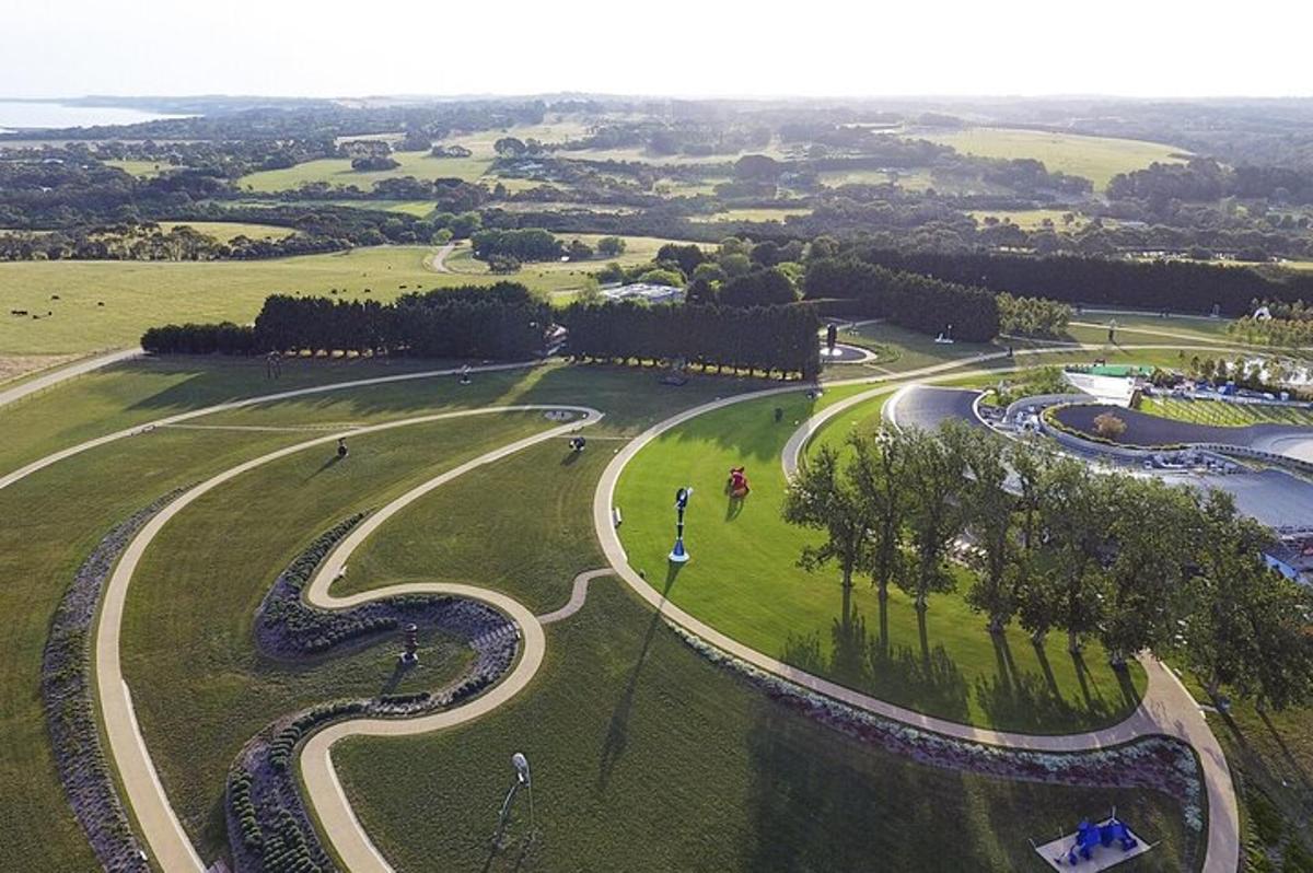公園内のレーストラックの航空写真