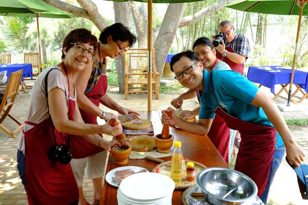 Un grupo de personas de pie alrededor de una mesa con un pastel.