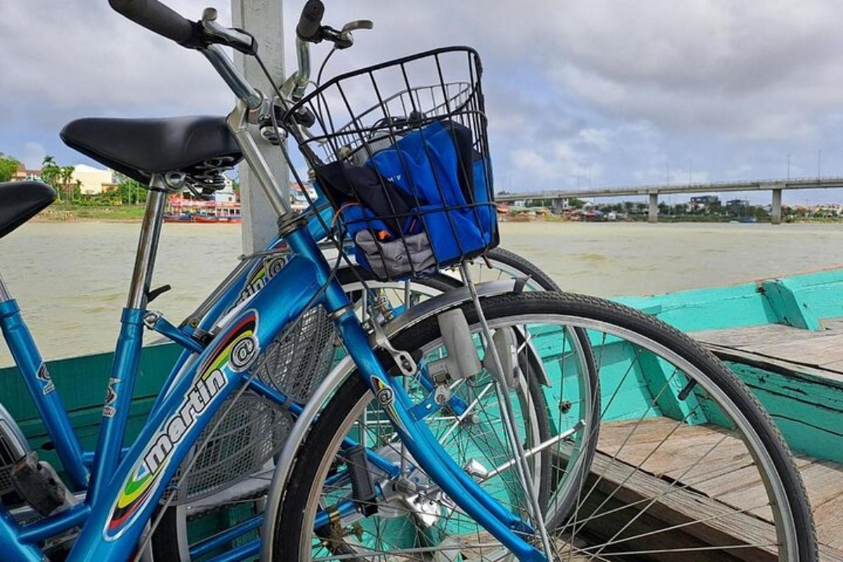 una bicicletta blu con un cestino parcheggiata su una barca