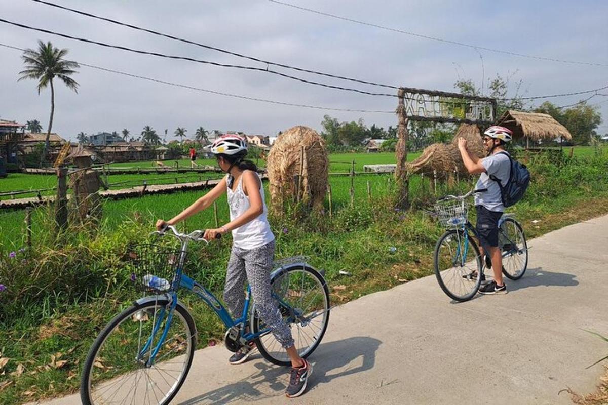 due persone in bicicletta su una strada con un ragazzo