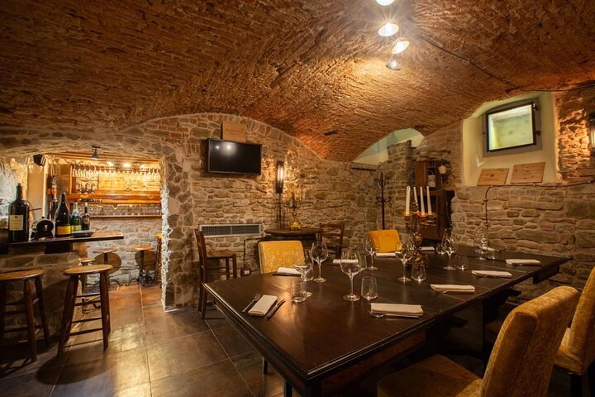 un restaurant amb taula i cadires i un bar