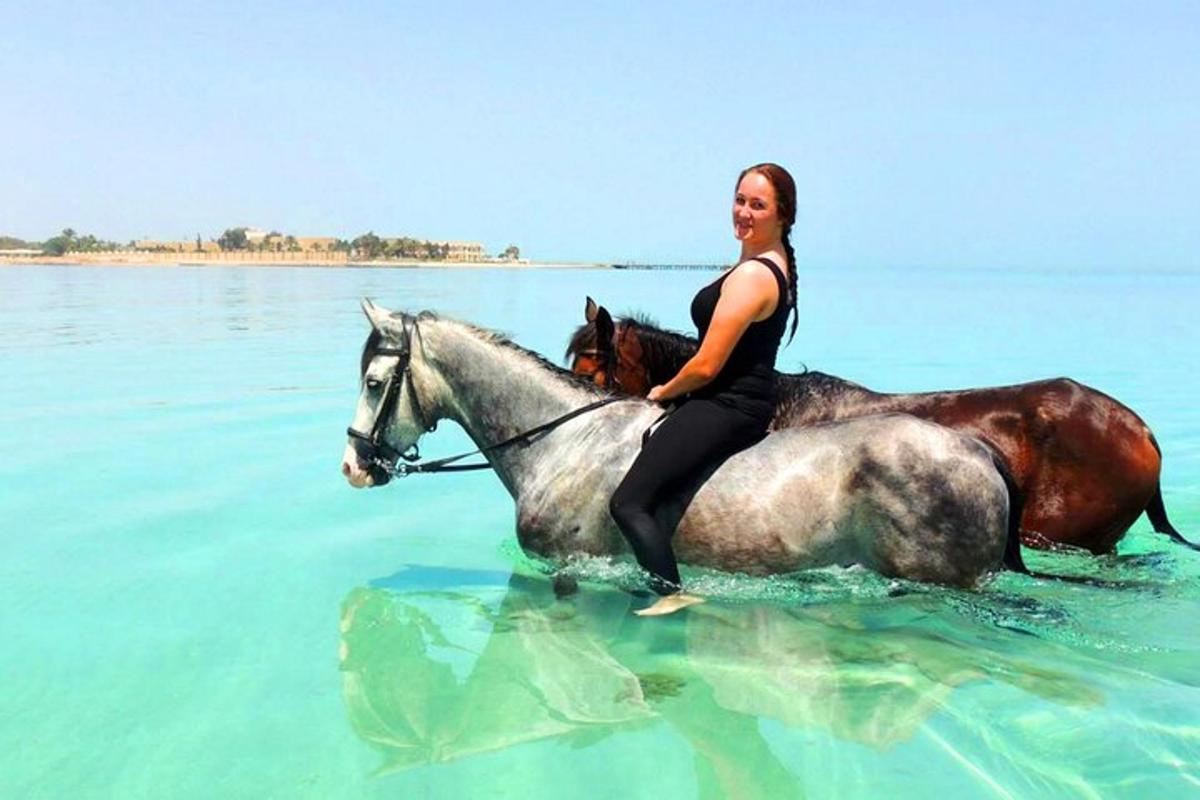 una donna a cavallo nell'acqua