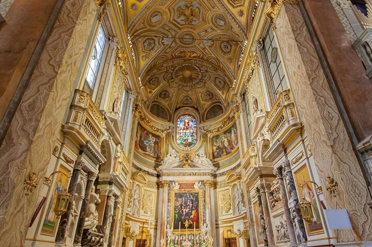 eine große Kirche mit einer Decke und einem Buntglasfenster