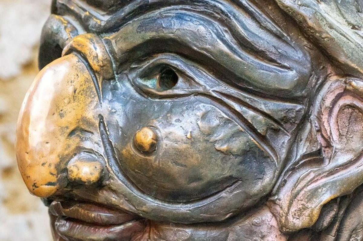 una statua in bronzo raffigurante il volto di un cane