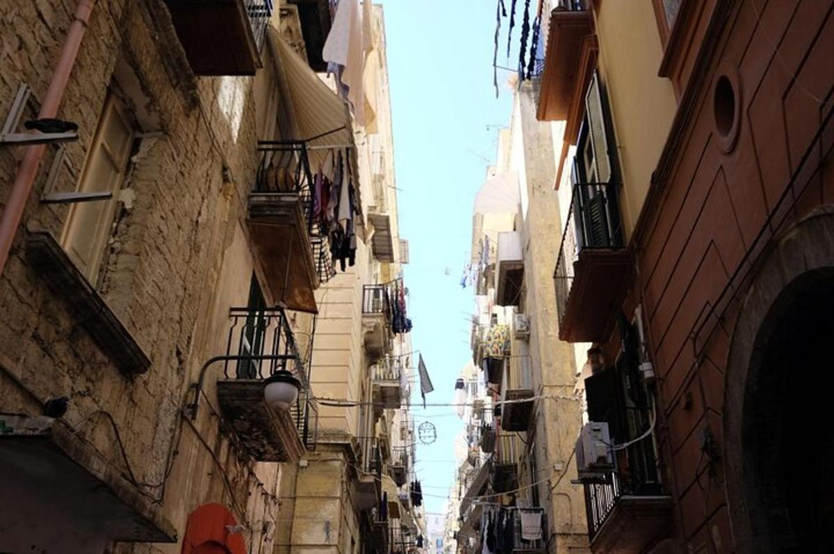 un vicolo tra due edifici con balconi