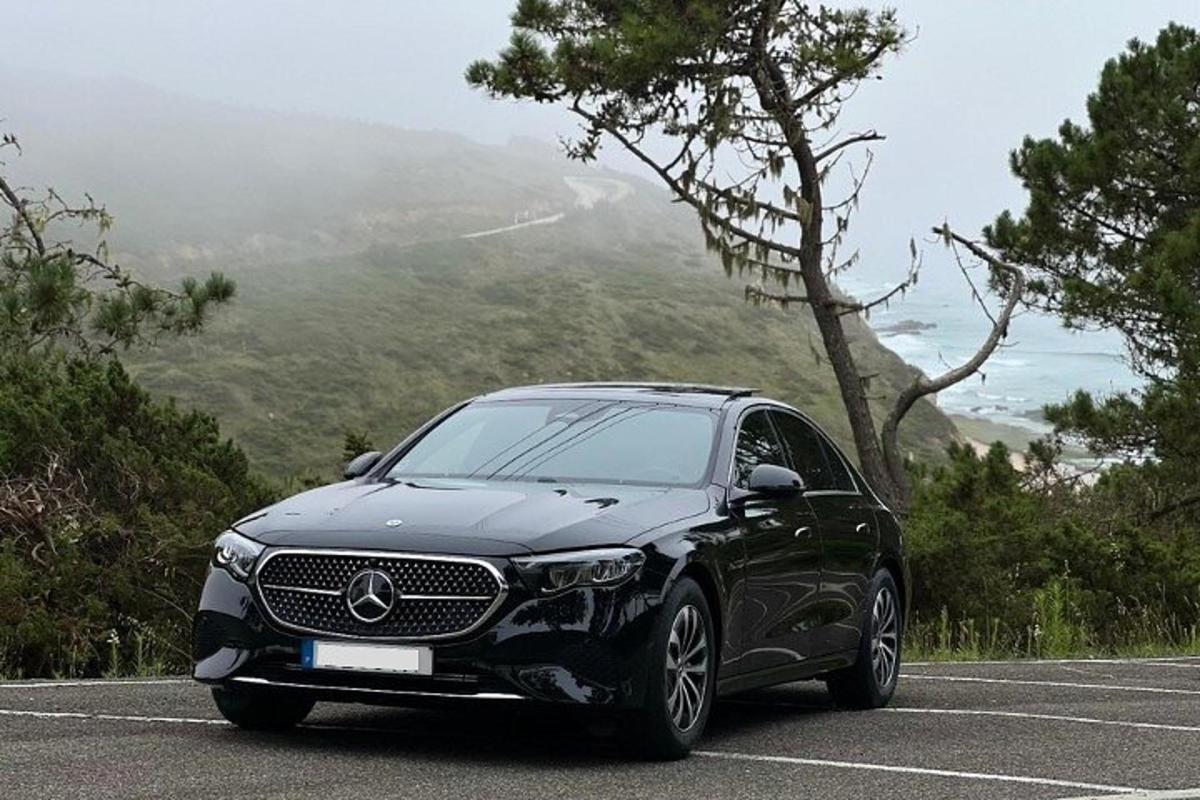 must Mercedes-Benzi auto pargitud parklasse