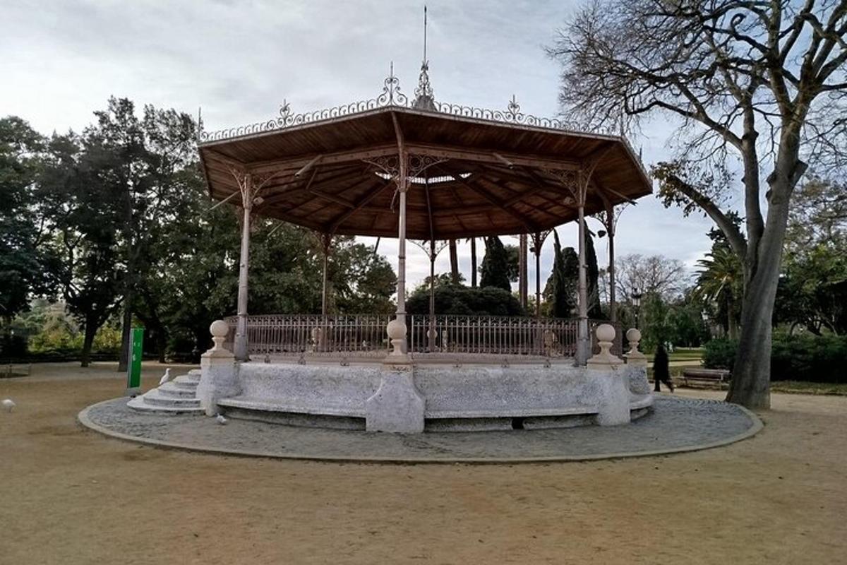 astaka besar di taman dengan bangku