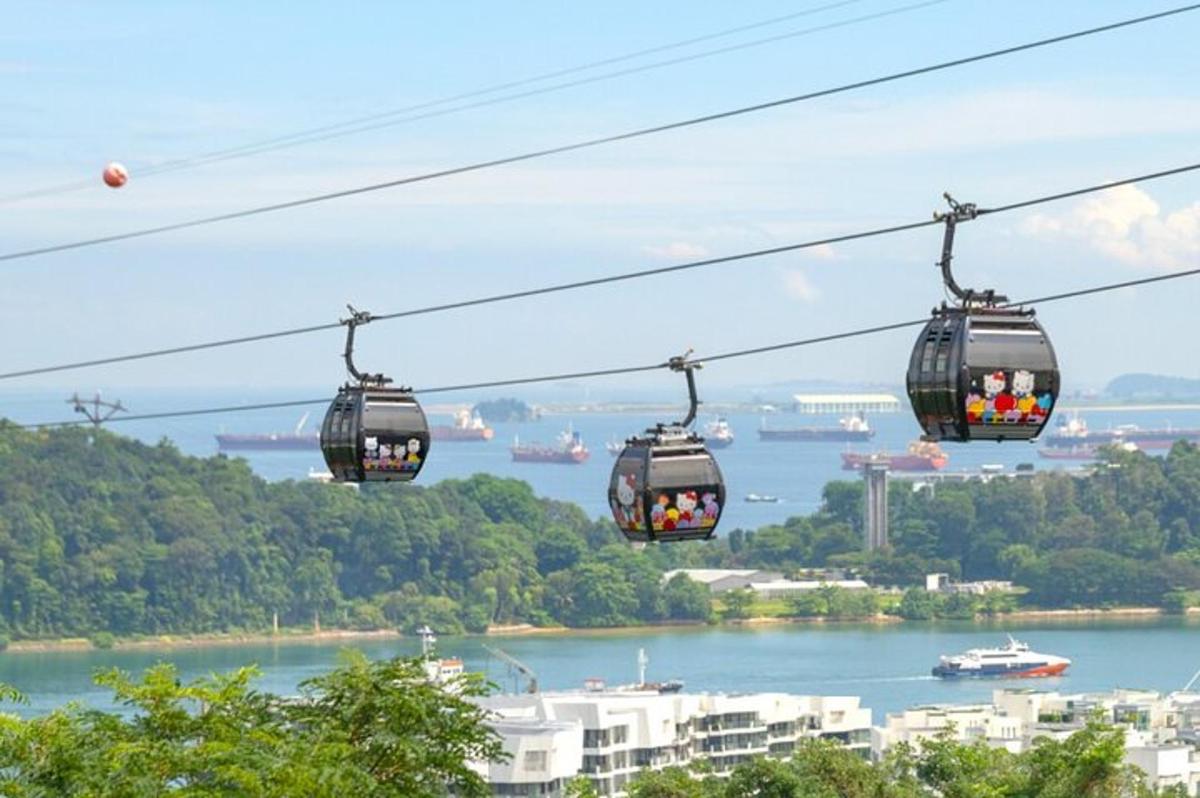 három gondola egy felvonón a folyó felett