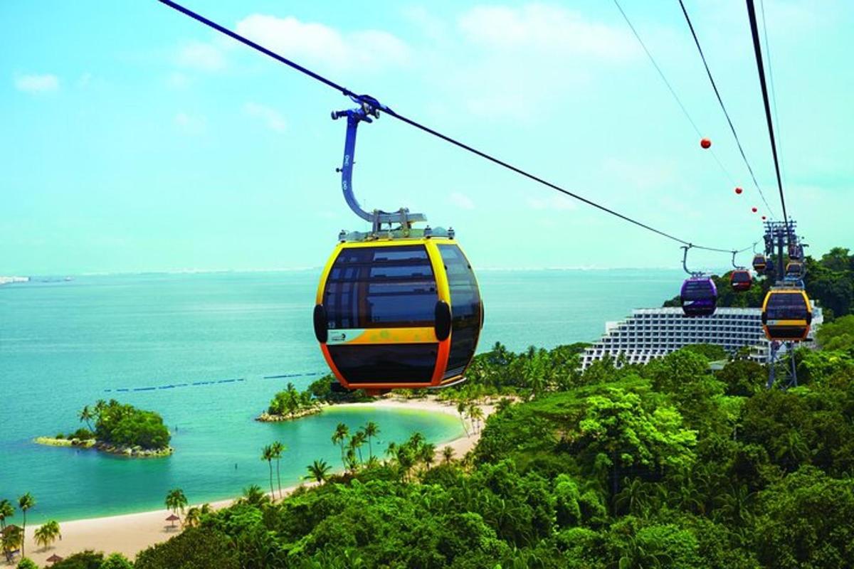három gondola repül át egy tengerparton egy óceánjáróval
