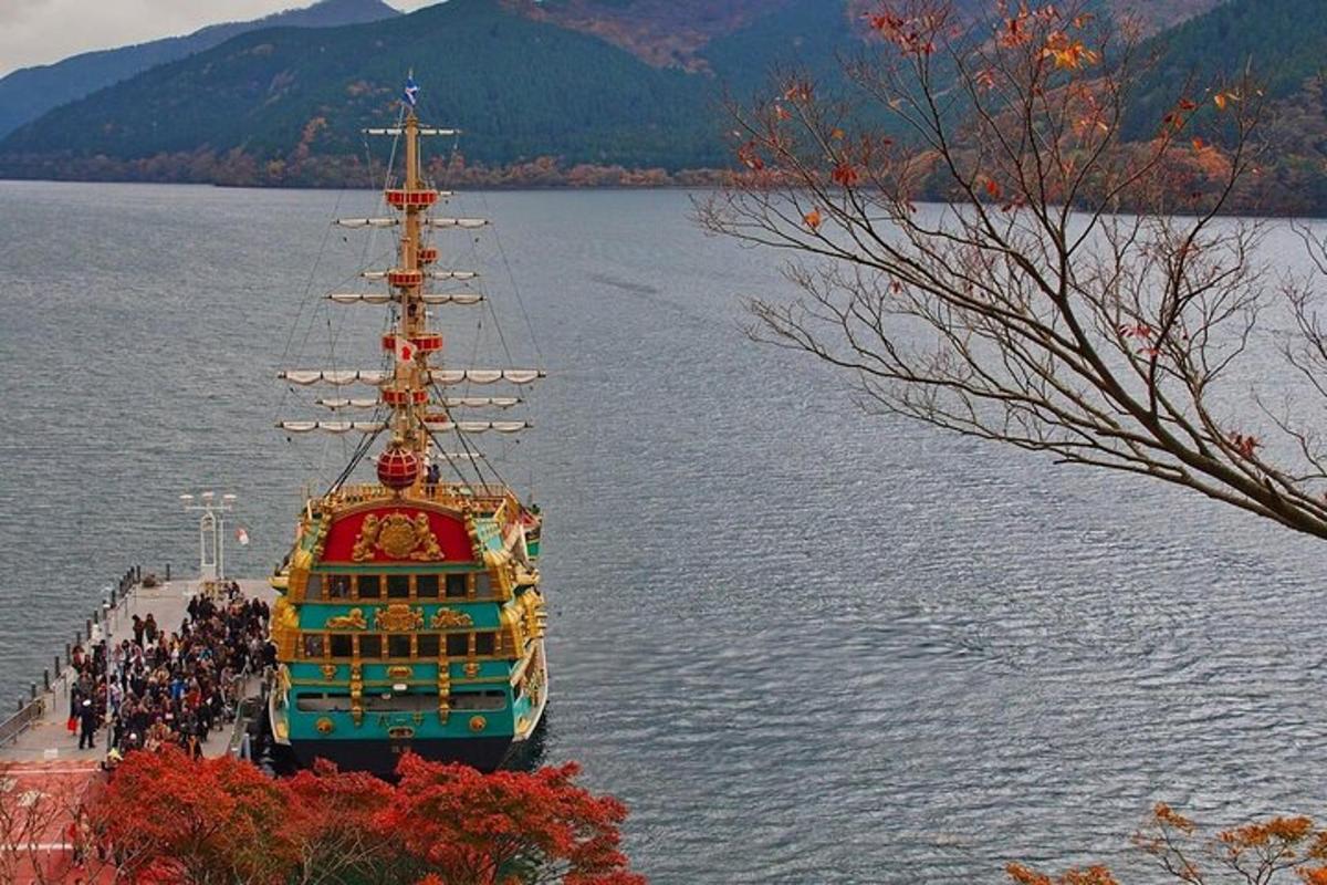 una grande barca su un lago con un gruppo di persone a bordo