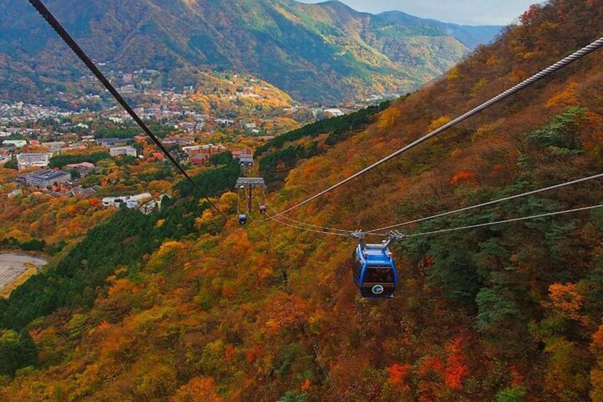 una gondola che vola in aria sopra una montagna