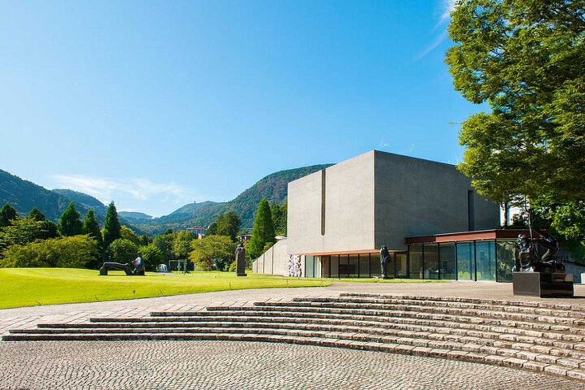 un edificio con scale di fronte e montagne