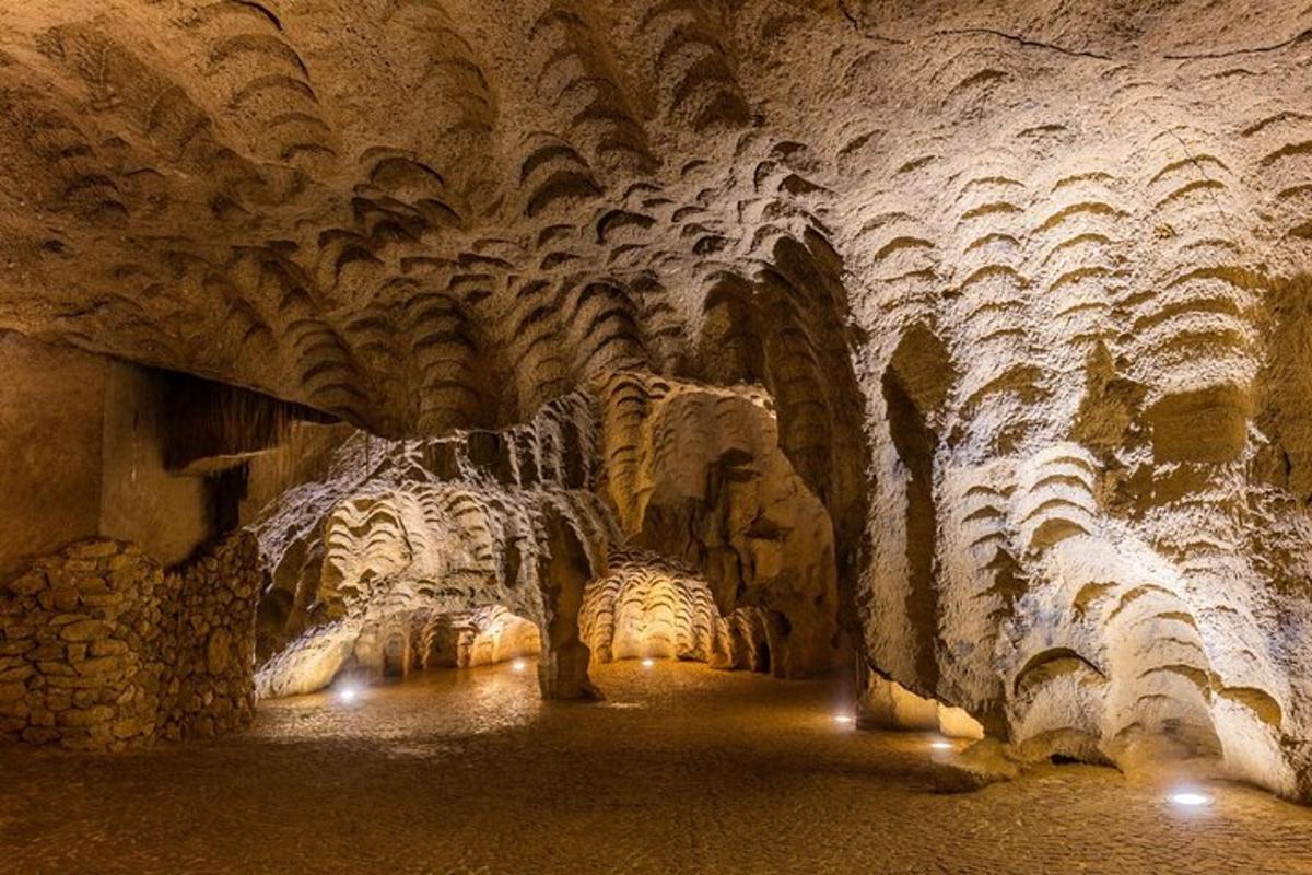 uma caverna com teto de pedra e luzes
