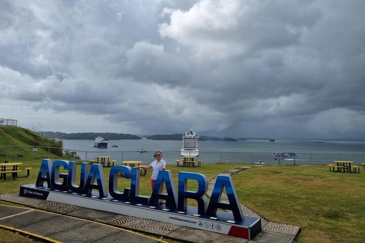uma mulher parada ao lado de uma placa que diz natalzona