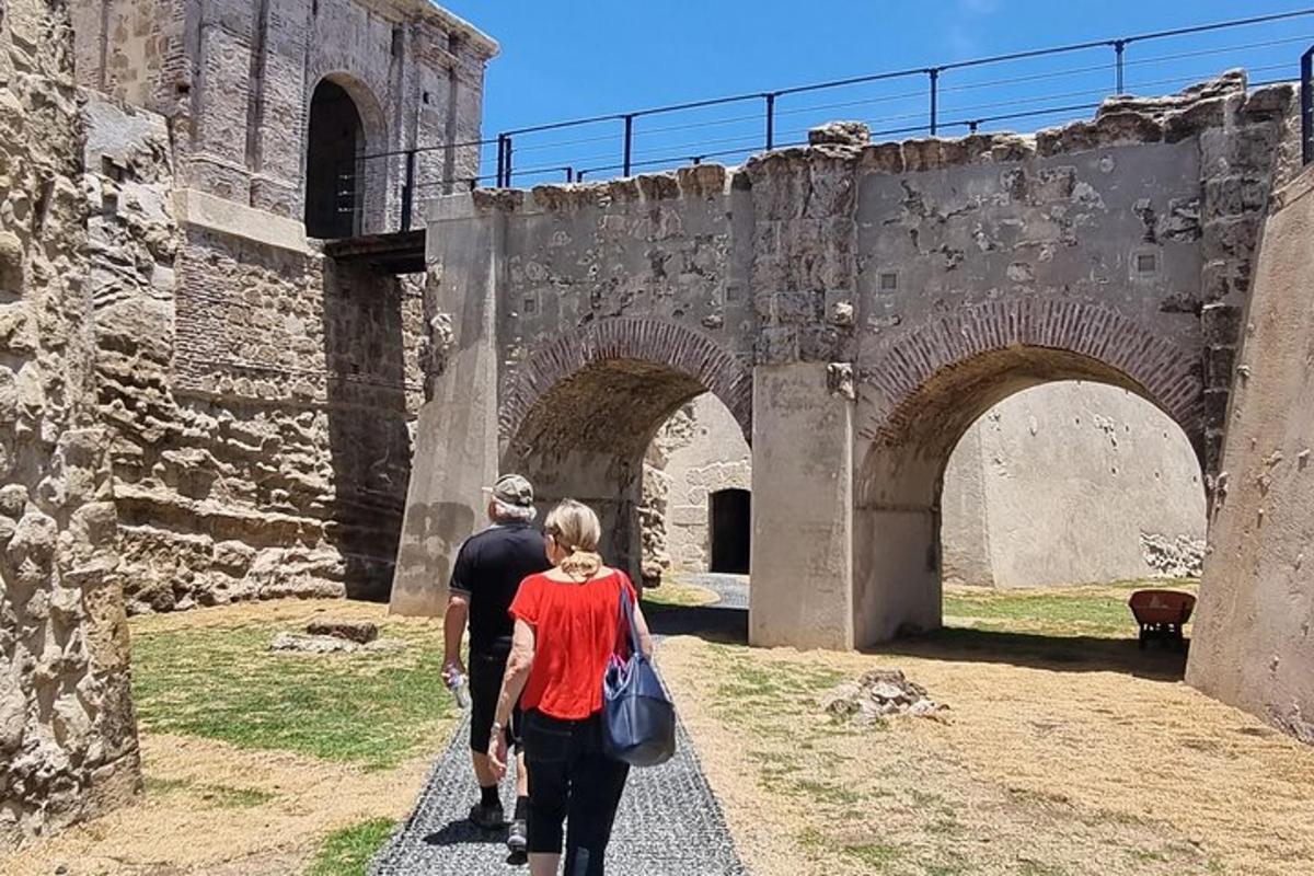 um homem e uma mulher caminhando por um castelo