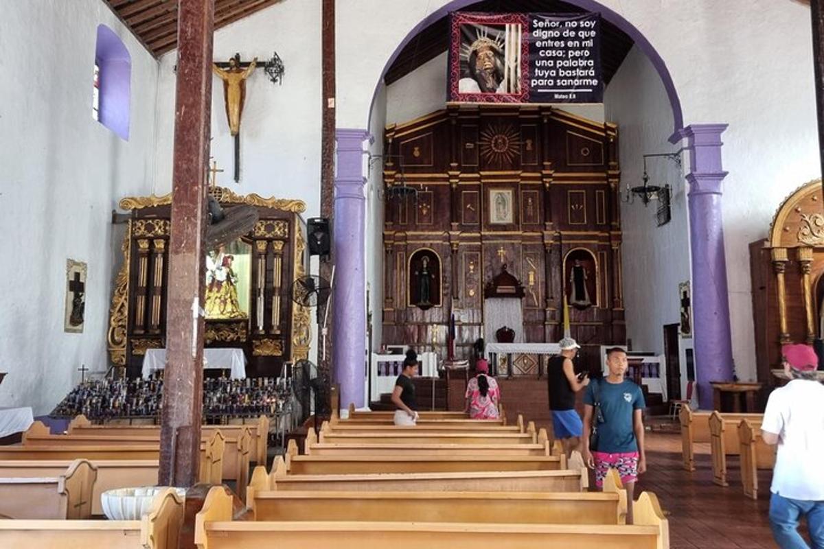 um grupo de pessoas em pé em uma igreja