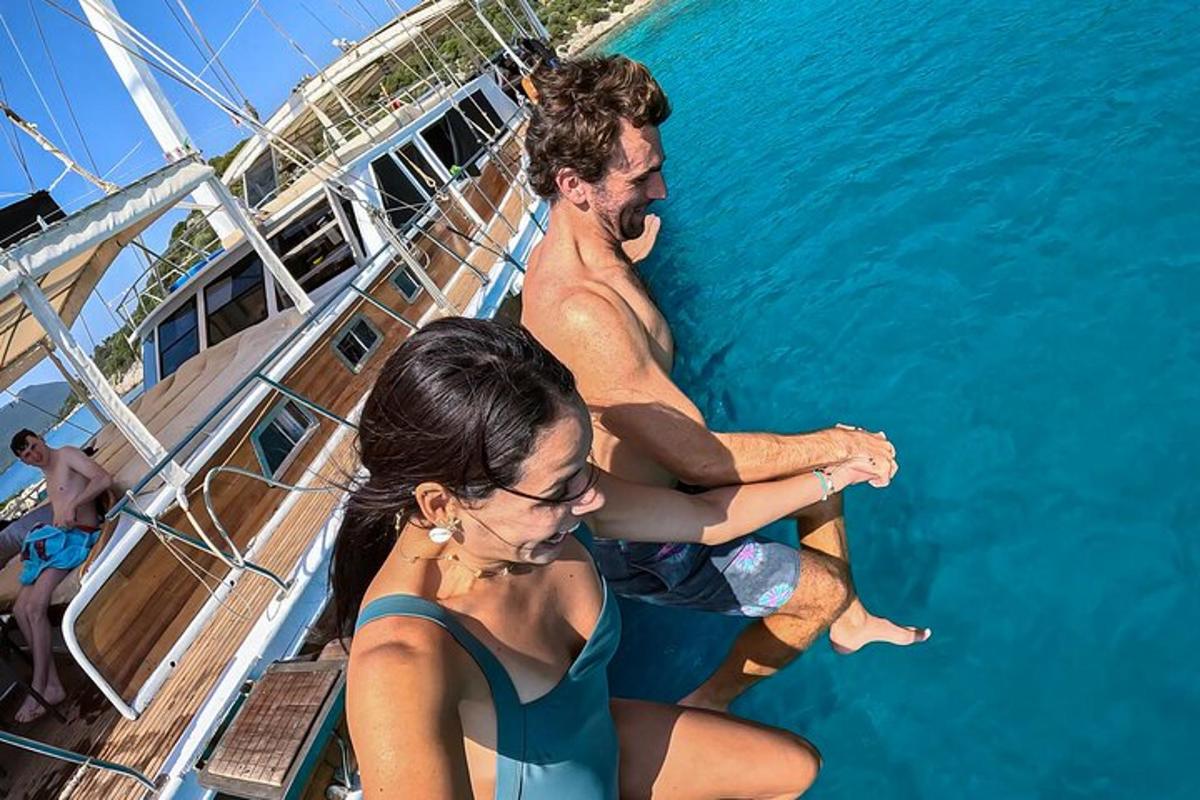 un uomo e una donna seduti su una barca in acqua