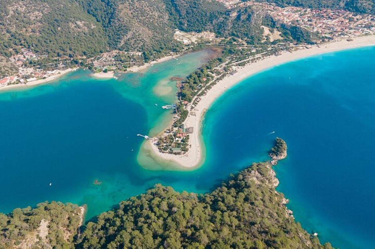 μια εναέρια άποψη μιας παραλίας και του ωκεανού