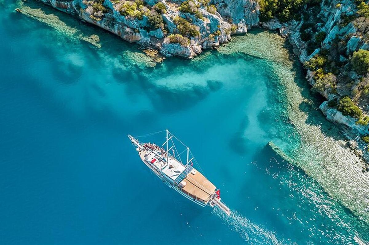 una barca che galleggia in uno specchio d'acqua