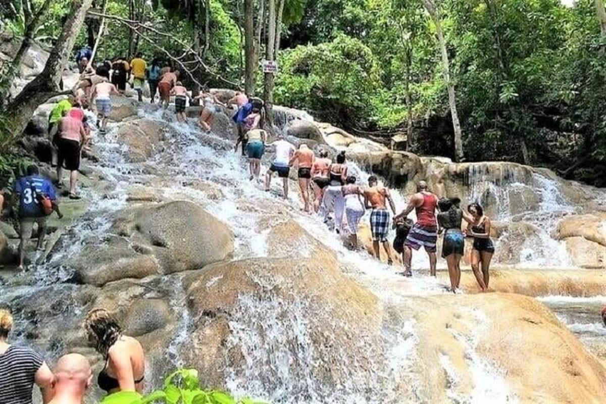 een groep mensen die in een rivier loopt