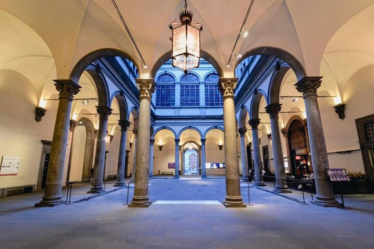 un porticato con colonne e un lampadario in un edificio