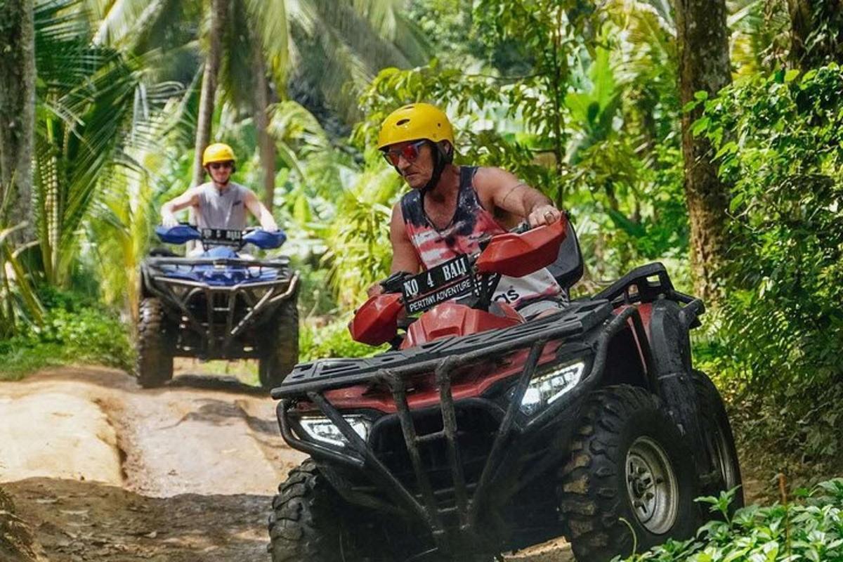 kaks meest sõidavad ATV-dega kruusateel