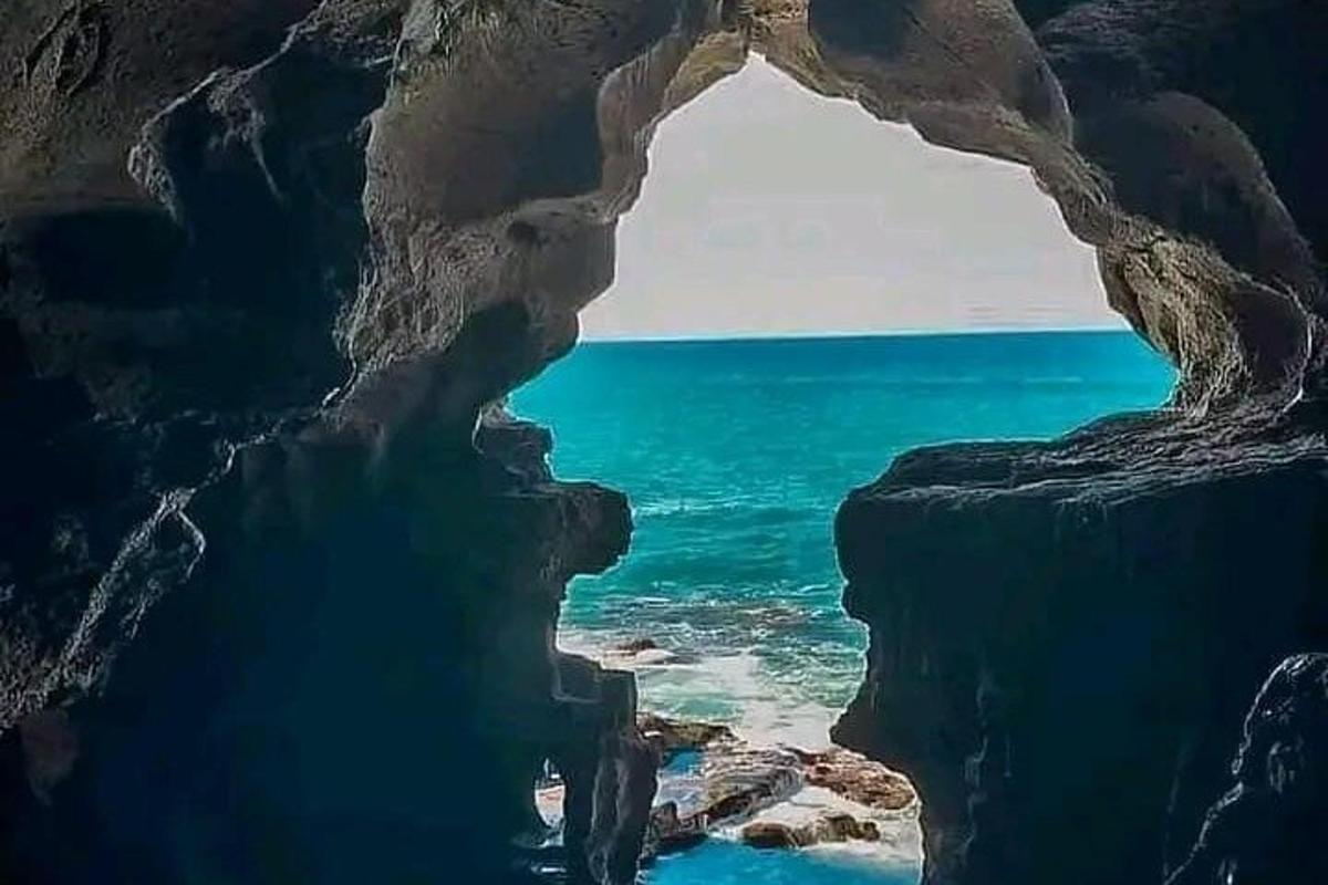 pogled na ocean iz notranjosti jame