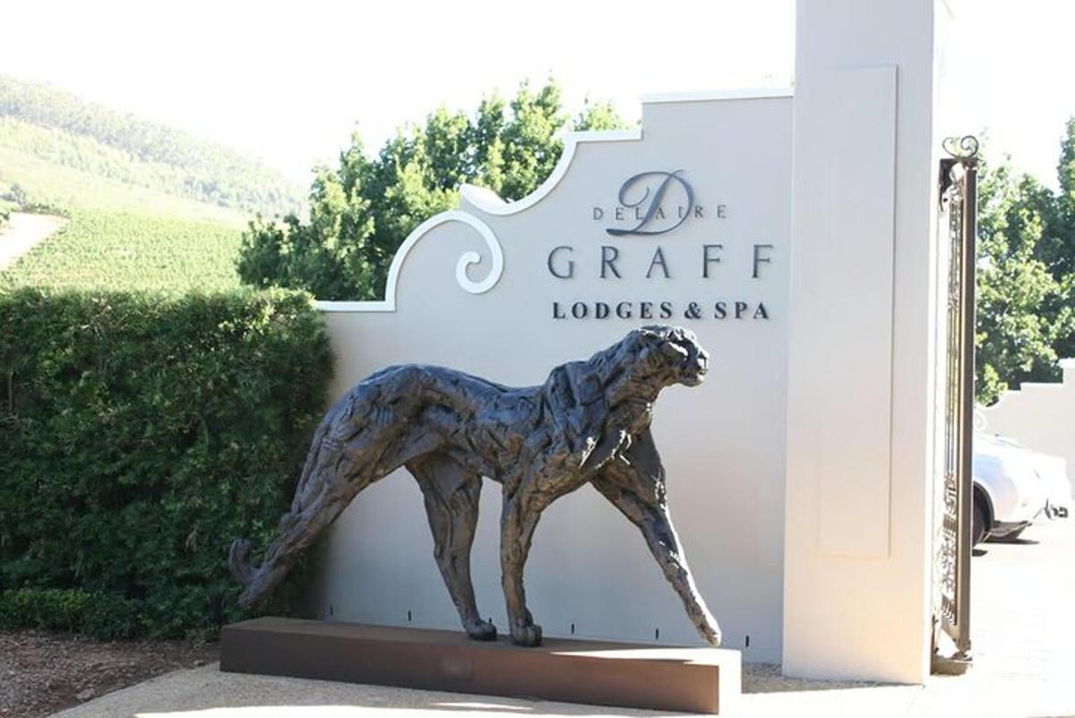 o statuie a unui câine în fața unui semn