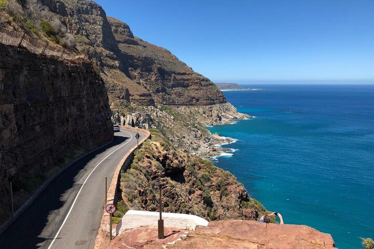 uma estrada na encosta de uma montanha próxima ao oceano