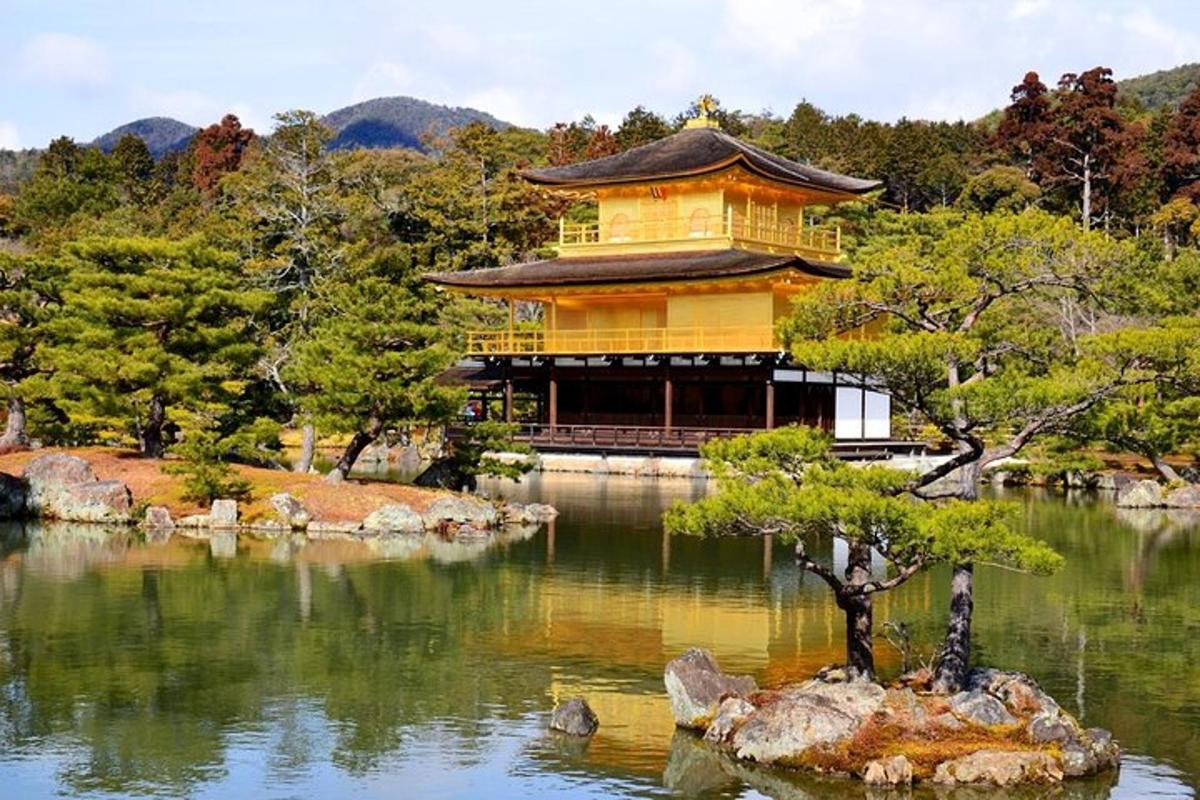 un edificio giallo in mezzo a un lago