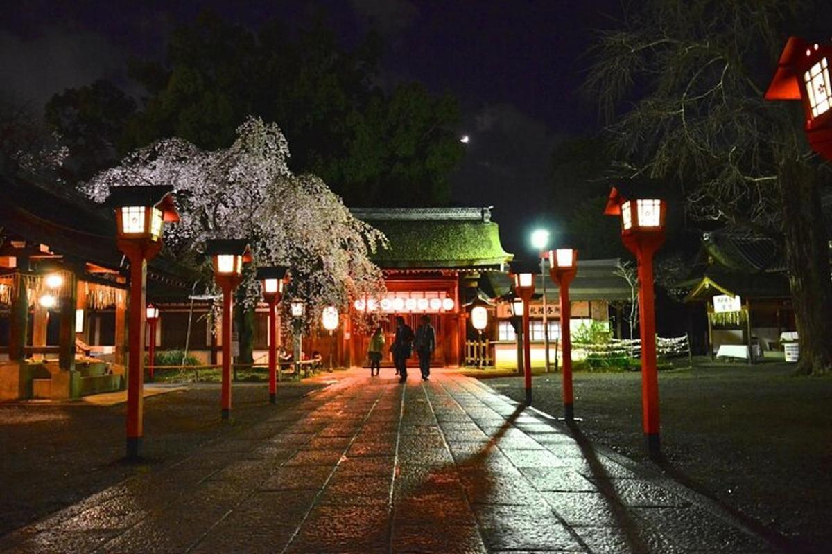 un gruppo di luci su una strada di notte