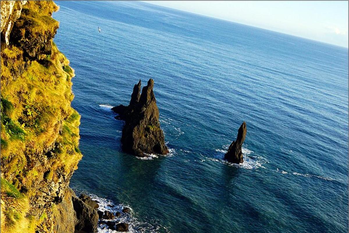 Una vista aérea de algunas rocas en el océano.