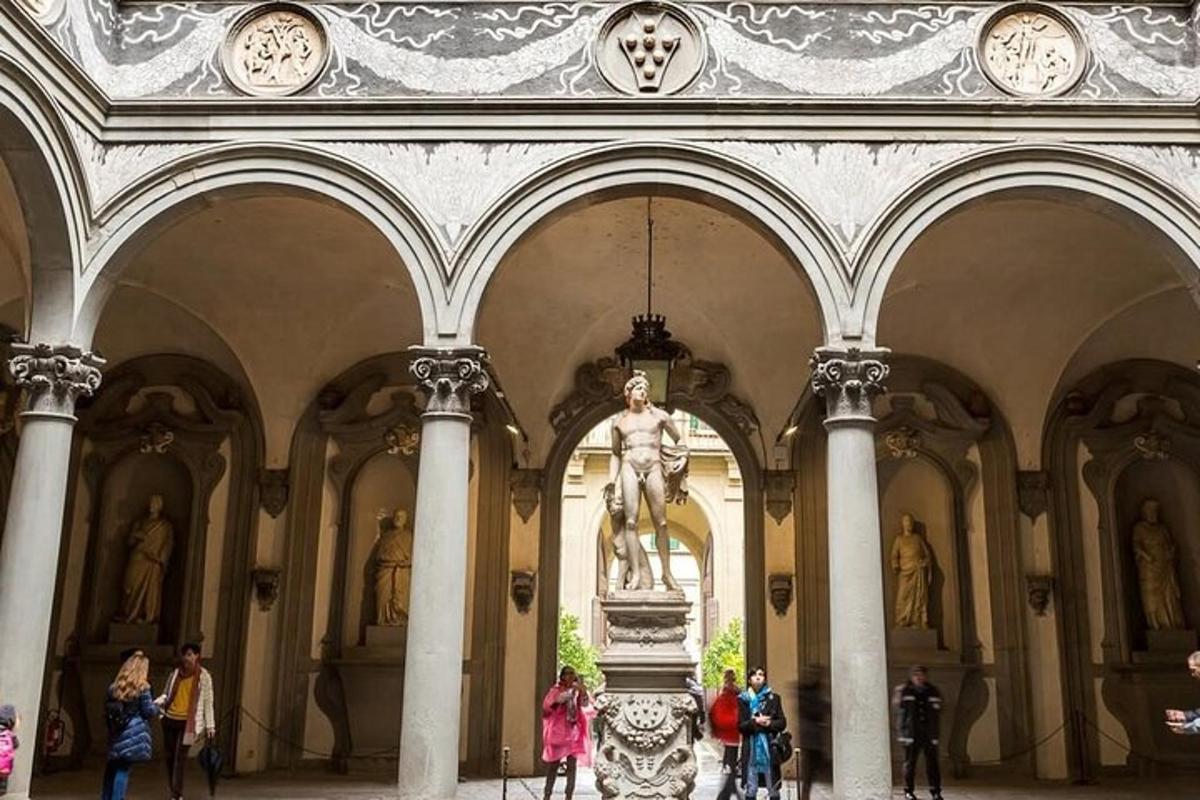 un edificio con una statua al centro