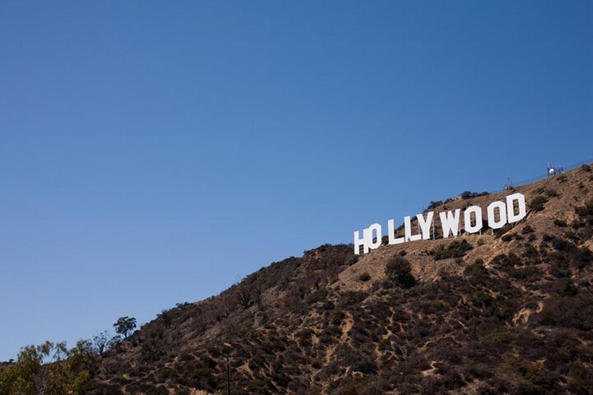 uma placa de Hollywood na encosta de uma colina