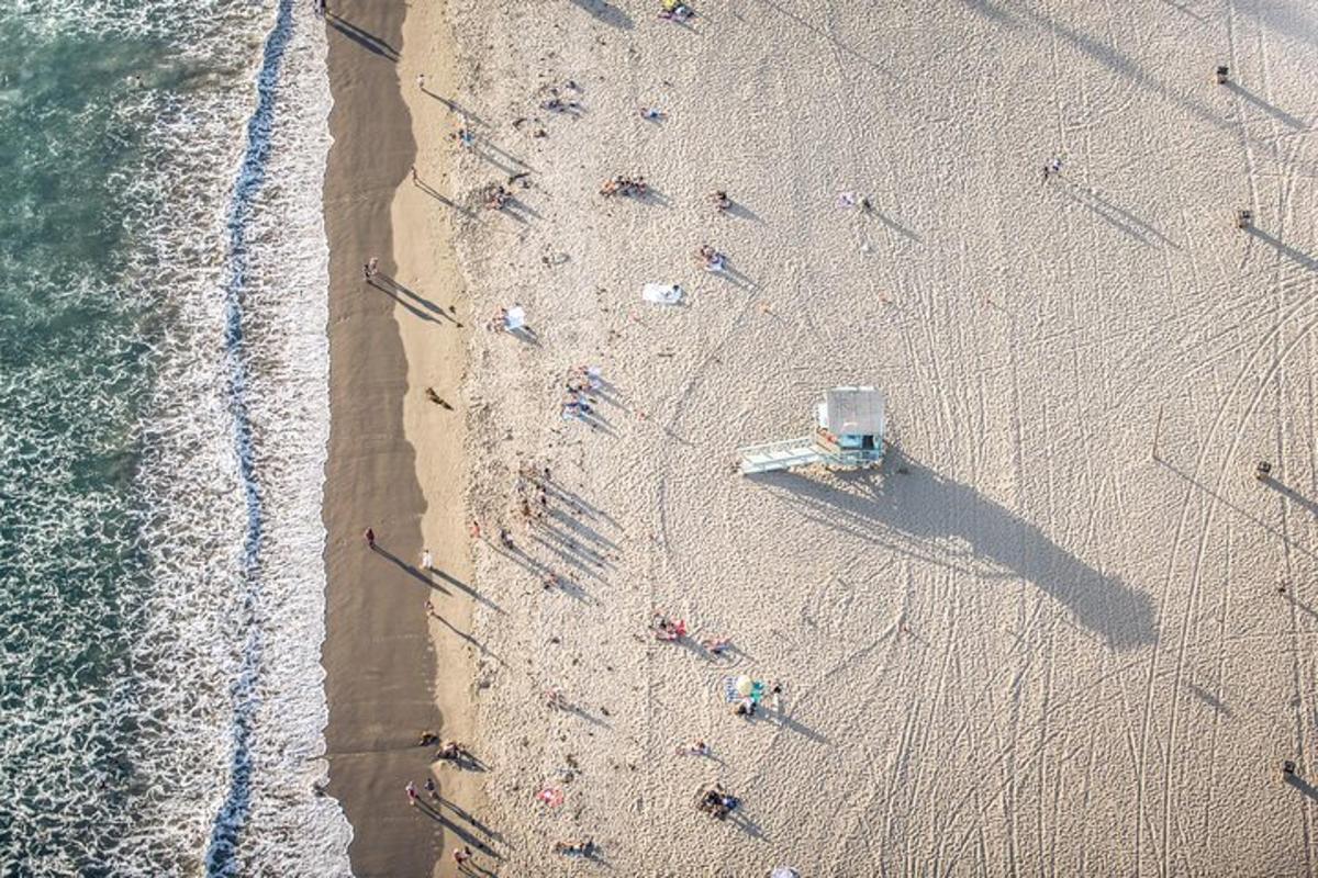 uma vista aérea de pessoas em uma praia