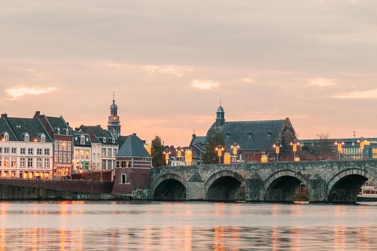 міст через річку в місті
