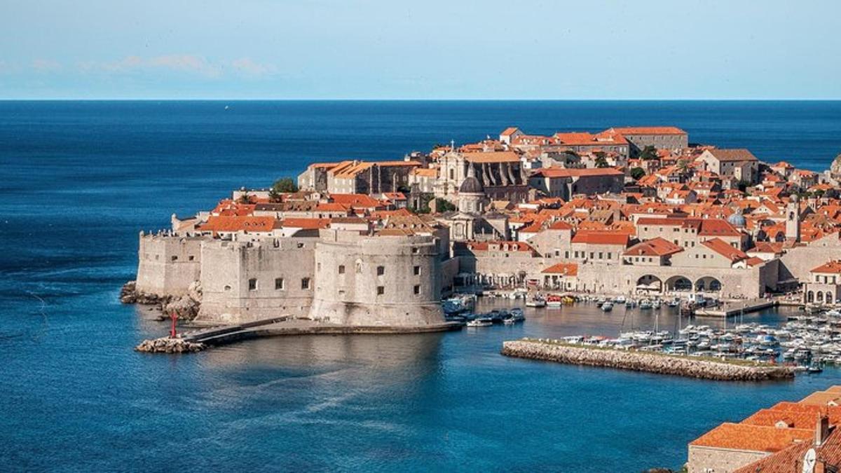 uma cidade velha com um castelo na água