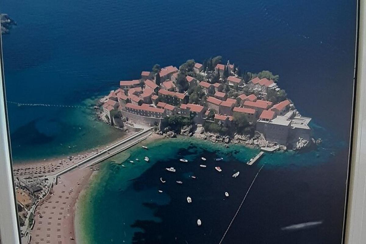 ostrov v oceánu s loděmi ve vodě