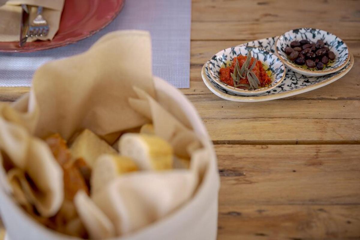 un bol de menjar sobre una taula amb plats de menjar