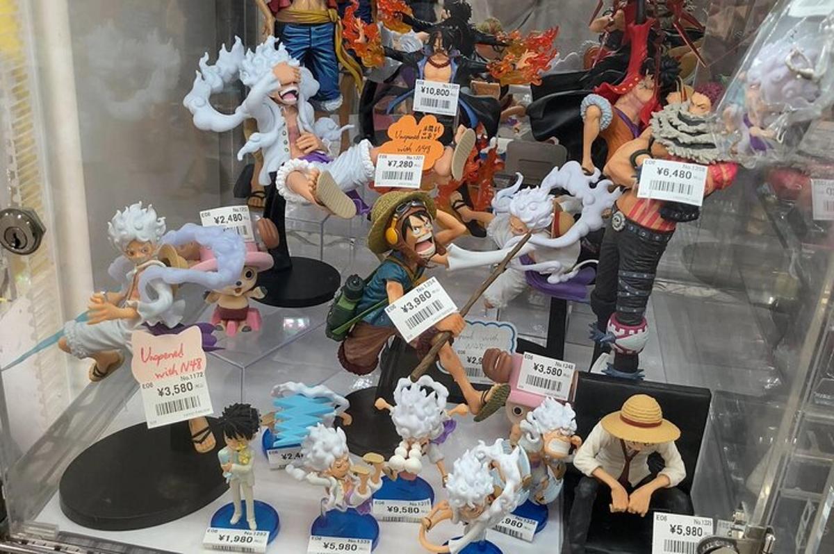 um grupo de estatuetas em exposição em uma vitrine