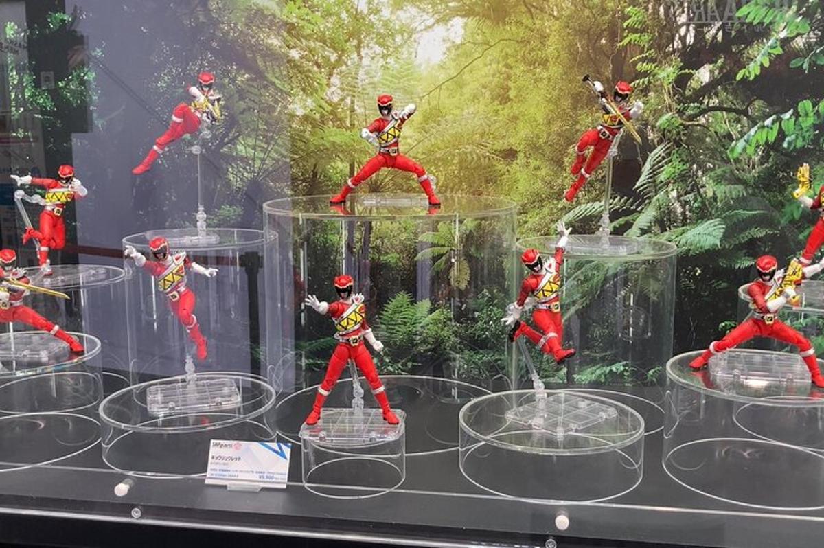 Un grupo de figuras de juguete en cúpulas sobre una mesa.