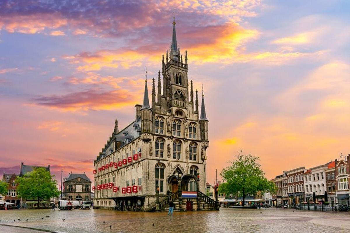 un edificio con una torre dell'orologio in una città