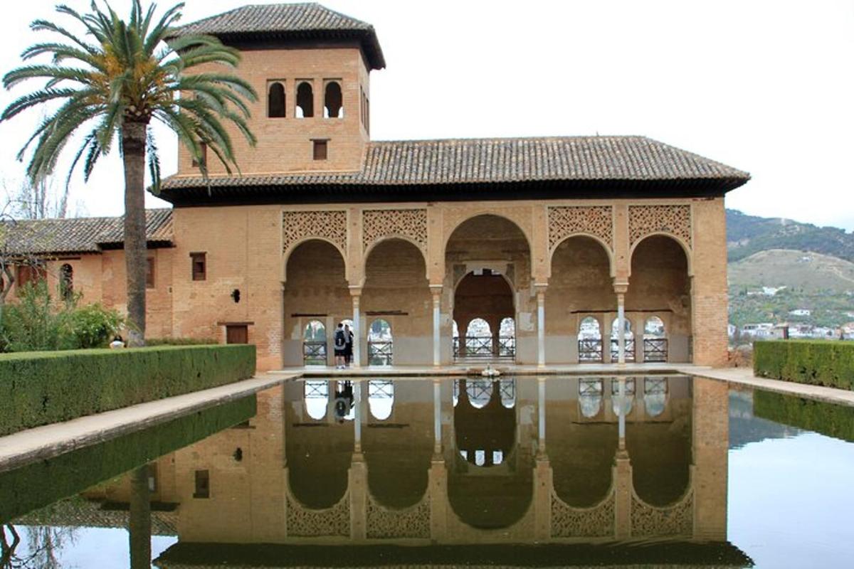 un edifici amb un reflex en una massa d'aigua