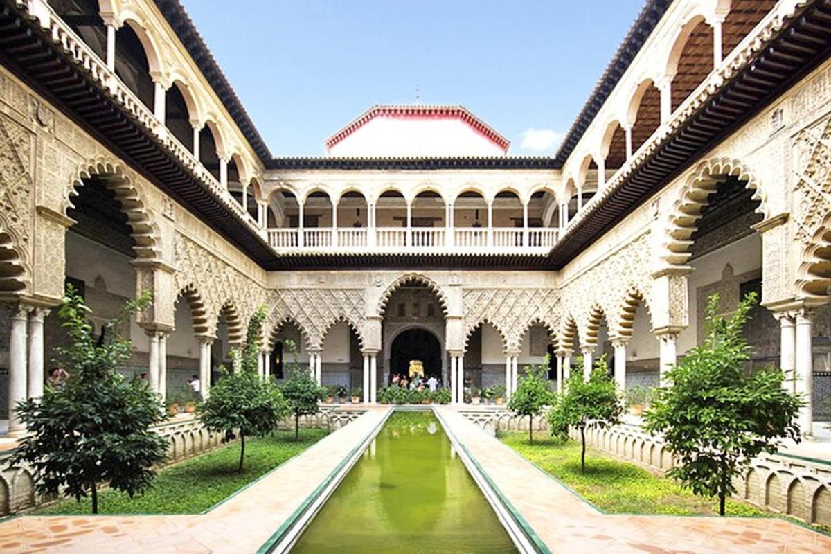 un pati amb una bassa d'aigua en un edifici