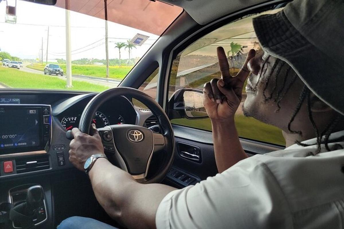 un uomo alla guida di un'auto con due ciambelle in faccia