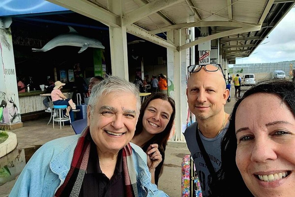 skupina lidí pózujících pro fotografii