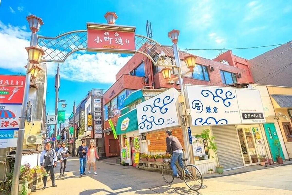 jalan di bandar asia dengan seseorang yang menunggang basikal