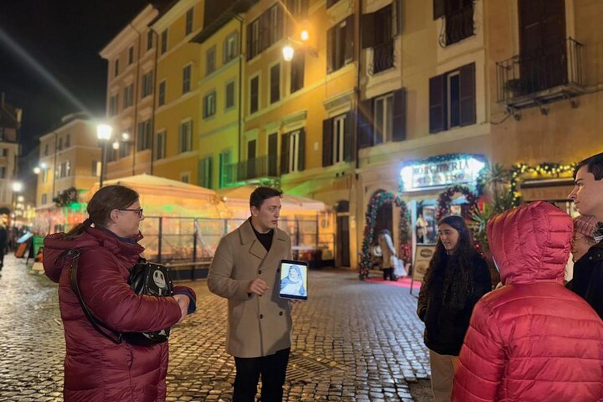 skupina lidí stojících v noci na ulici